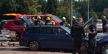 Hořící auto se na parkovišti obchodu rozjelo a narazilo do dalšího