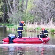Olejovou skvrnu na hladině rybníka likvidují hasiči ještě teď