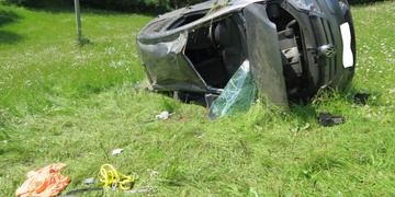 S autem se několikrát převrátil přes střechu