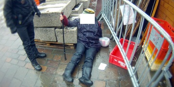 Opilou, promočenou a promrzlou seniorku našli strážníci ležet na Náměstí Republiky