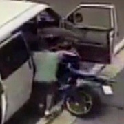 Naložili motorku a rychle ujeli