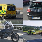 Motorkář skončil v zadním okně auta