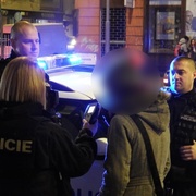 Muž skončil v poutech a nyní střízliví na záchytce
