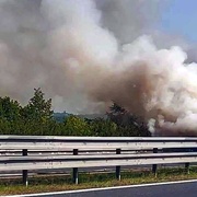 Požár autobusu na dálnici D5