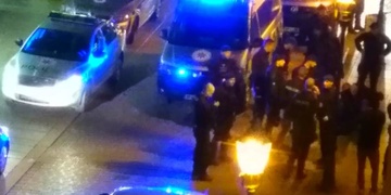 Barem létaly židle, sklo a slzný plyn