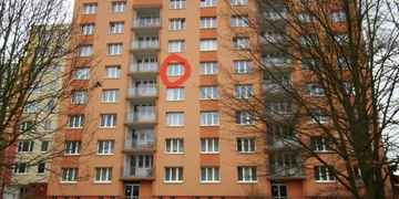 Tělo mrtvého muže vyčnívalo z okna dlouhé hodiny