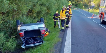 Řidič skončil s autem na střeše