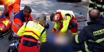 Motorkář nezvládl zatáčku, havaroval a vážně se zranil