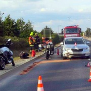 Kvůli popelu z cigarety srazil dva motorkáře