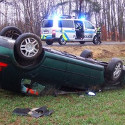 Další dvě převrácená auta, celkem tři během hodiny