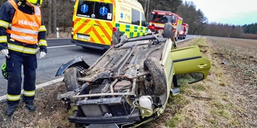 Mladý řidič nezvládl řízení a s vozidlem skončil na střeše