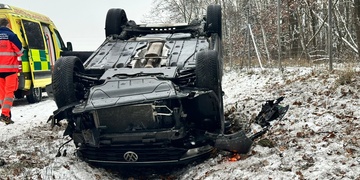 Řidička smetla policejní hlídku zasahující u dopravní nehody, jeden policista nehodu nepřežil