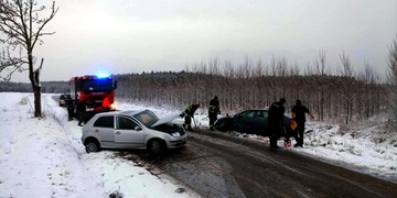 Při střetu vozů byli zraněni tři lidé