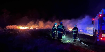 Parkour na střeše školy i pyrotechnikou zapálená louka