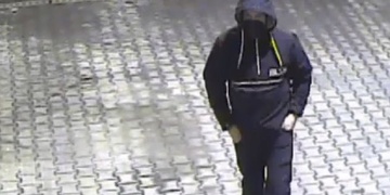 S pistolí v ruce se dobýval na Shellku