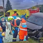 Slzičky dětem z ranní dopravní nehody zahnali plyšáci od hasičů a záchranářů