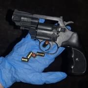 Nešikovnému zloději v Plaze vypadl revolver