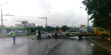 Nehoda na Jateční i vozidlo na dálnici D5 v protisměru