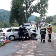 Převrácené auto v příkopě i čelní střet dvou osobních vozů