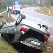 Řidič vyletěl na nájezdu na dálnici z vozovky