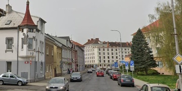 Agresivní cyklista natlačil chodce před přijíždějící vozidlo