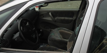 Další vykradené auto, nyní pod mostem Generála Pattona