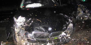 Dvakrát po sobě boural, způsobil značnou škodu a nakonec z místa utekl