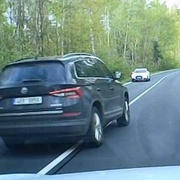 Velice nebezpečné předjíždění, podívejte se, jak málo chybělo k tragédii
