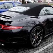 Mladík na cabriu Porsche prořízl střechu a vlezl dovnitř