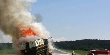 Kombajn shořel a oznamovatel v dobré víře hasičům zkomplikoval práci