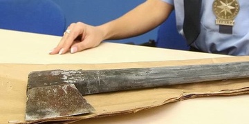 Opilec sekyrou vymlátil hospodu a zranil pět lidí