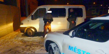 Pachatel vloupání do auta zadržen na místě