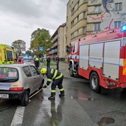 Při střetu vozů byla zraněna žena