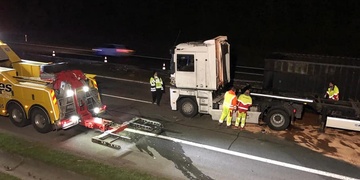 Havárie kamionu v noci uzavřela dálnici D5