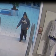 Po zloději zbyly v obchodě jen staré adidasky