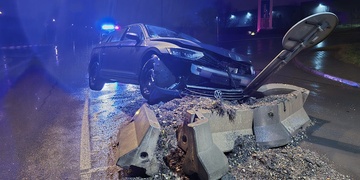 Vůz po nehodě zůstal viset na troskách citybloků