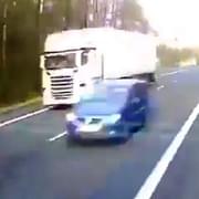 "Zastavit bych nestačil a řidič by zřejmě zemřel" popsal řidič kamionu