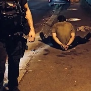 Mladý recidivista okradl a pak ještě vydíral turistu