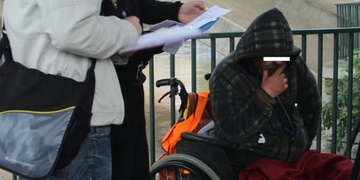 Opilce na vozíku si od strážníků musel převzít jeho otec