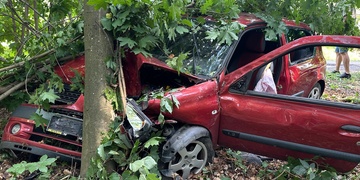 Řidič s blokací řidičáku čelně narazil do stromu a vážně zranil svoji sedmaosmdesátiletou maminku