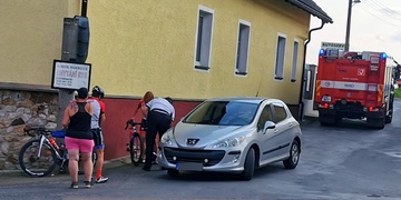 Nepozorná řidička srazila dva cyklisty