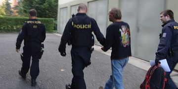 Policisté zadrželi dva pachatele přímo během vloupání