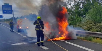 Požár auta na dálnici u Plzně