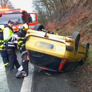 Auto s tříčlennou posádkou se převrátilo na střechu