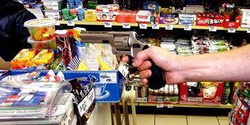 S pistolí v ruce přepadl dva obchody, autobazar a vozidlo zásilkové služby