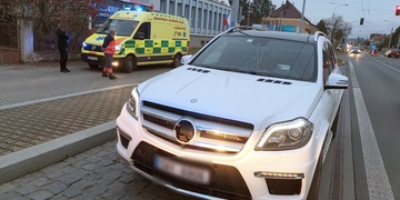 Muž na Slovanech vběhl přímo před jedoucí auto