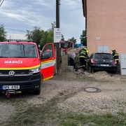 Řidička s vozem narazila do domu