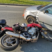 Střet motocyklu s osobním vozem