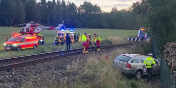 Střet auta s vlakem, o život řidičky bojují záchranáři