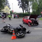 Další střet osobního vozidla s motocyklem